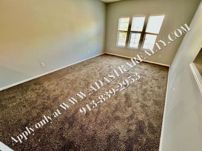 Building Photo - Beautiful Gardner Townhome-Available in MAY!!