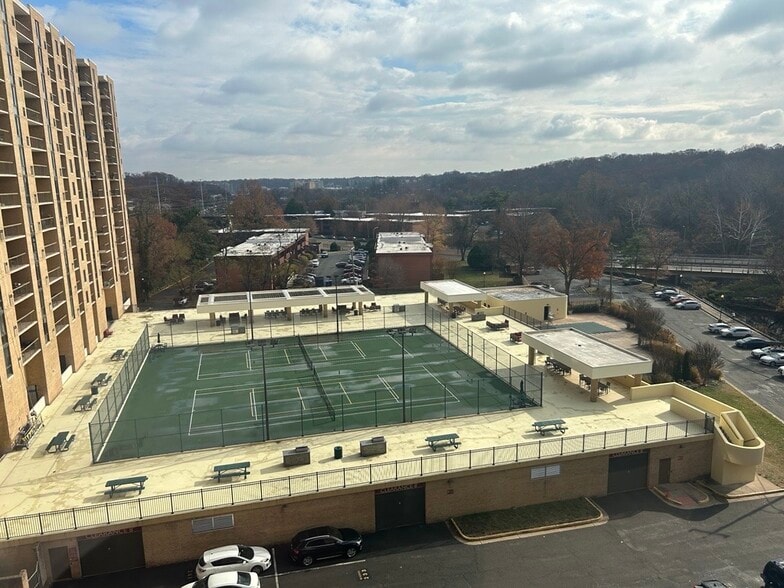 Tennis Court/Pool - 4500 S Four Mile Run Dr