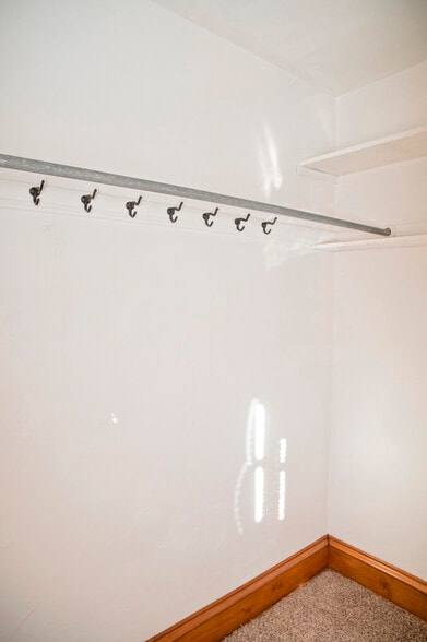 Building Photo - 609 5th Ave