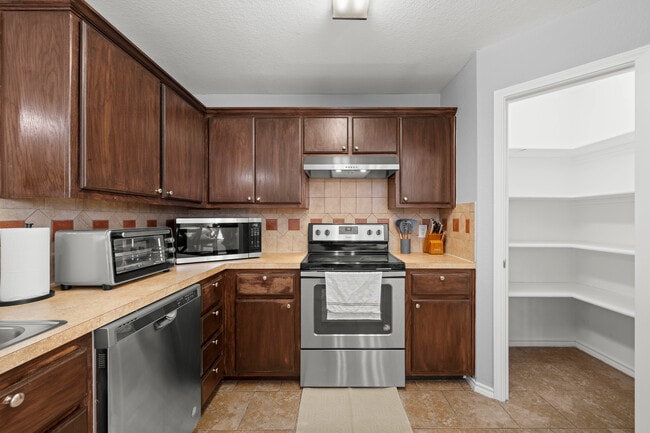 Building Photo - Cline