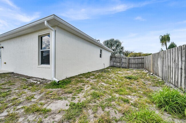 Building Photo - 726 SW Bond Rd