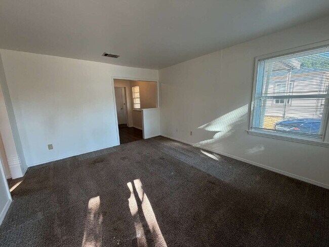 Building Photo - 2111 Pearson Dr