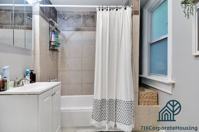 Building Photo - Furnished 3-Bedroom Carriage House on Bird Ave