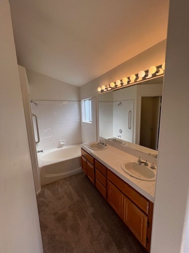 Building Photo - Spacious 2 Bedroom, 2 Bathroom Town Home w/ Attached Garage! Andria of UTC