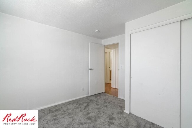 Building Photo - Charming 2 Bed / 1 Bath Apartment in a Prime Location