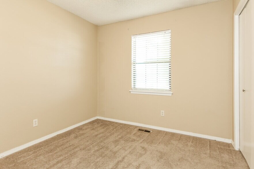 Building Photo - 1074 Dover Mansion