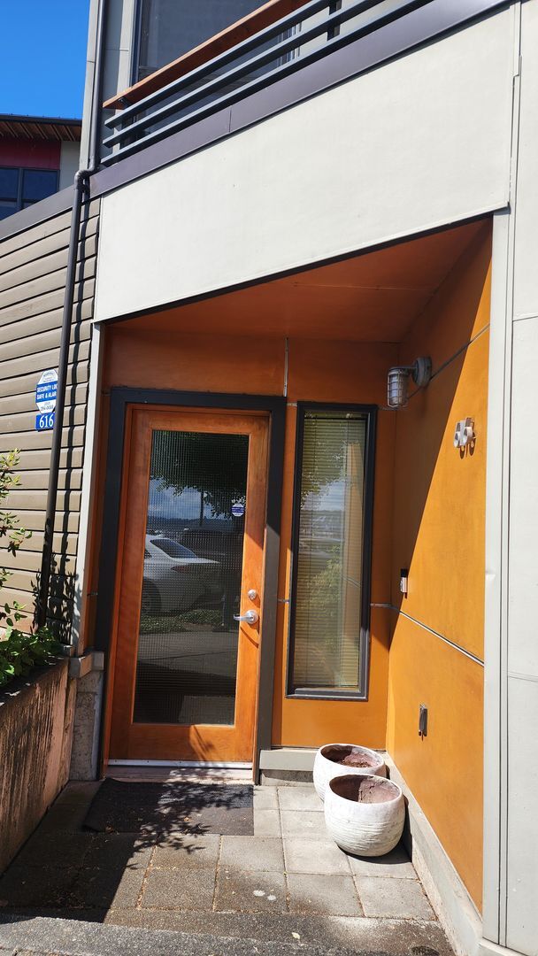 Building Photo - Corner Townhouse in Downtown Tacoma with A...