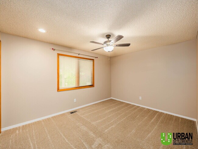 Building Photo - 8421 E Columbia Dr