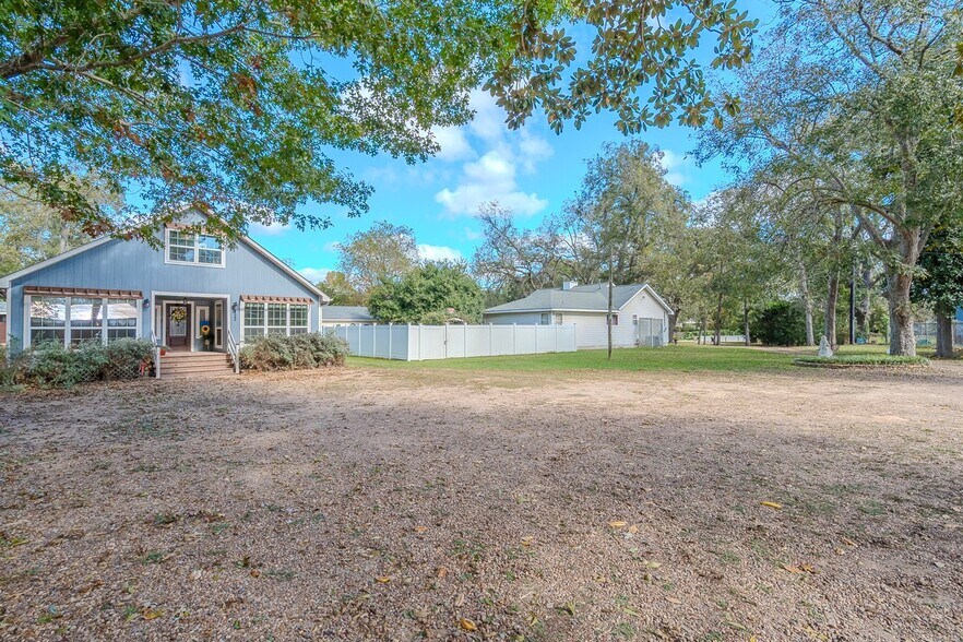 Building Photo - 722 Riveredge Dr