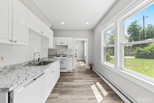 Building Photo - 28 Victoria Ave