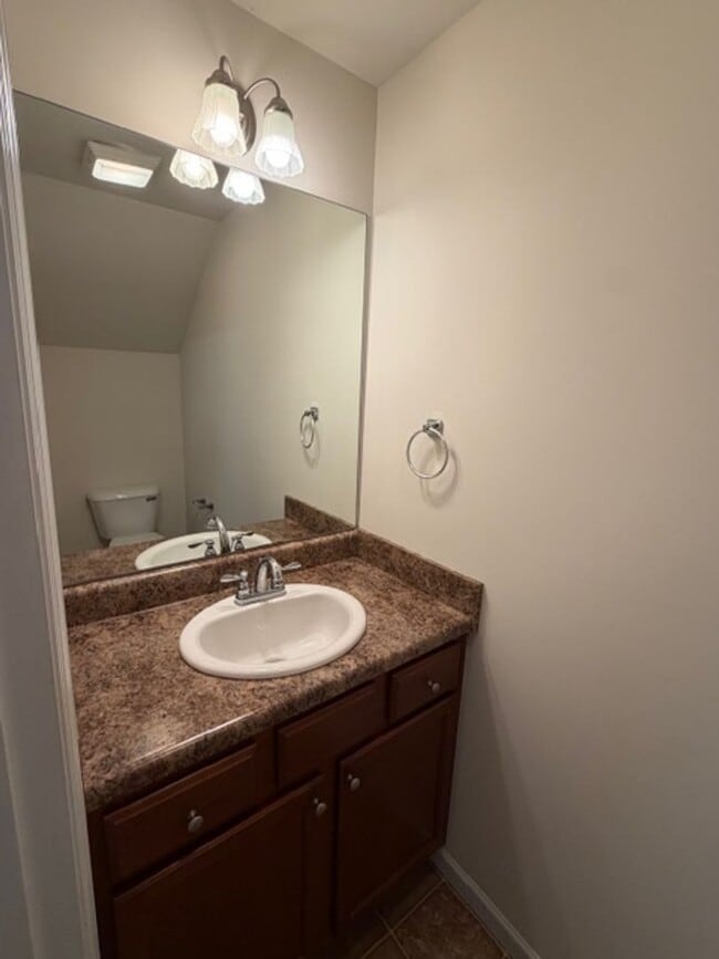 Building Photo - **MOVE IN SPECIAL, FREE FIRST MONTHS RENT ** 2Bedroom, 1.5 Bath Townhouse
