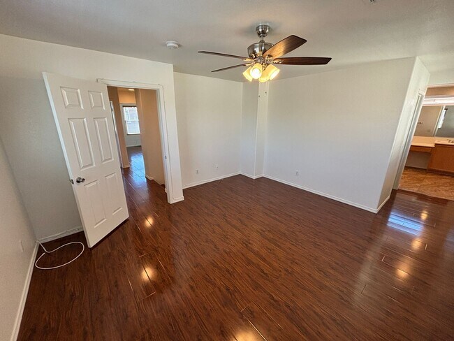 Building Photo - Beautiful 5Bed/2.5Bath/2Car home located near Seven Hills