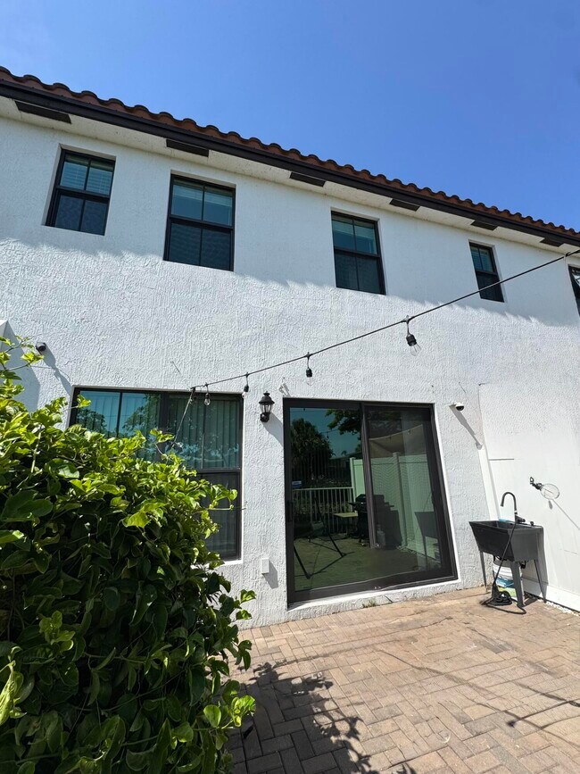 Building Photo - 2037 Oysterwood Ln