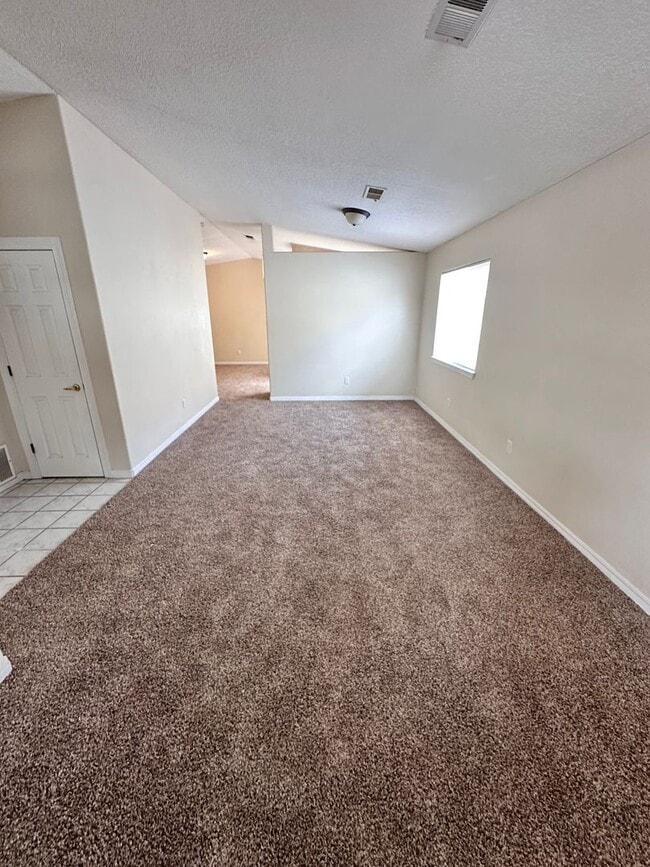Building Photo - 3 Bedroom 2 Bathroom 2 Car Garage