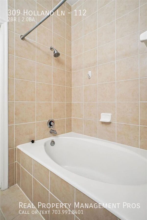 Building Photo - 309 Holland Ln