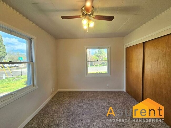 Building Photo - MOVE IN SPECIAL: $500 OFF on First Full Months Rent! Freshly Renovated 2-Bedroom, 1-Bath Duplex i...