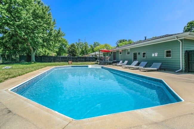 Building Photo - 6-8 months furnished 4 Bedroom 1.5 Bath