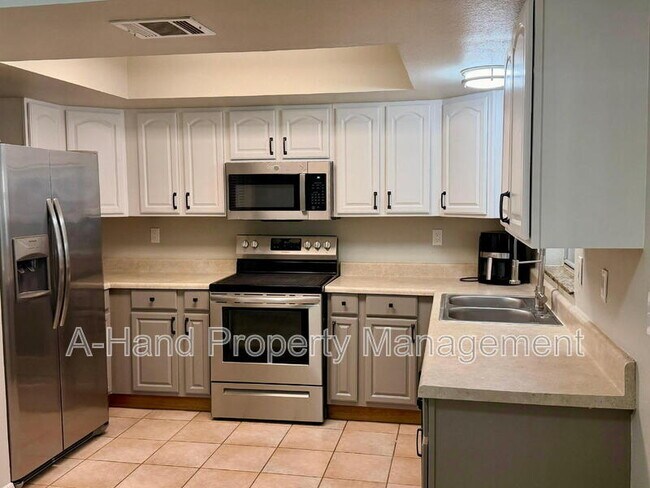 Building Photo - 918 San Carlos Way