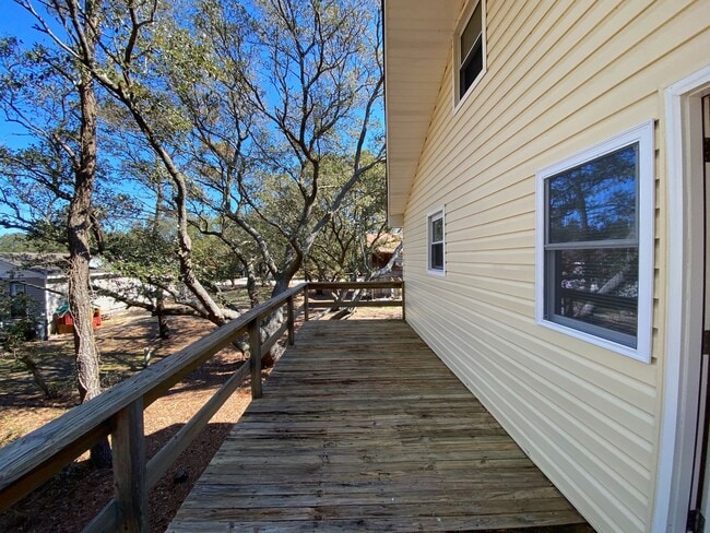 Building Photo - Centrally located home at Milepost 6