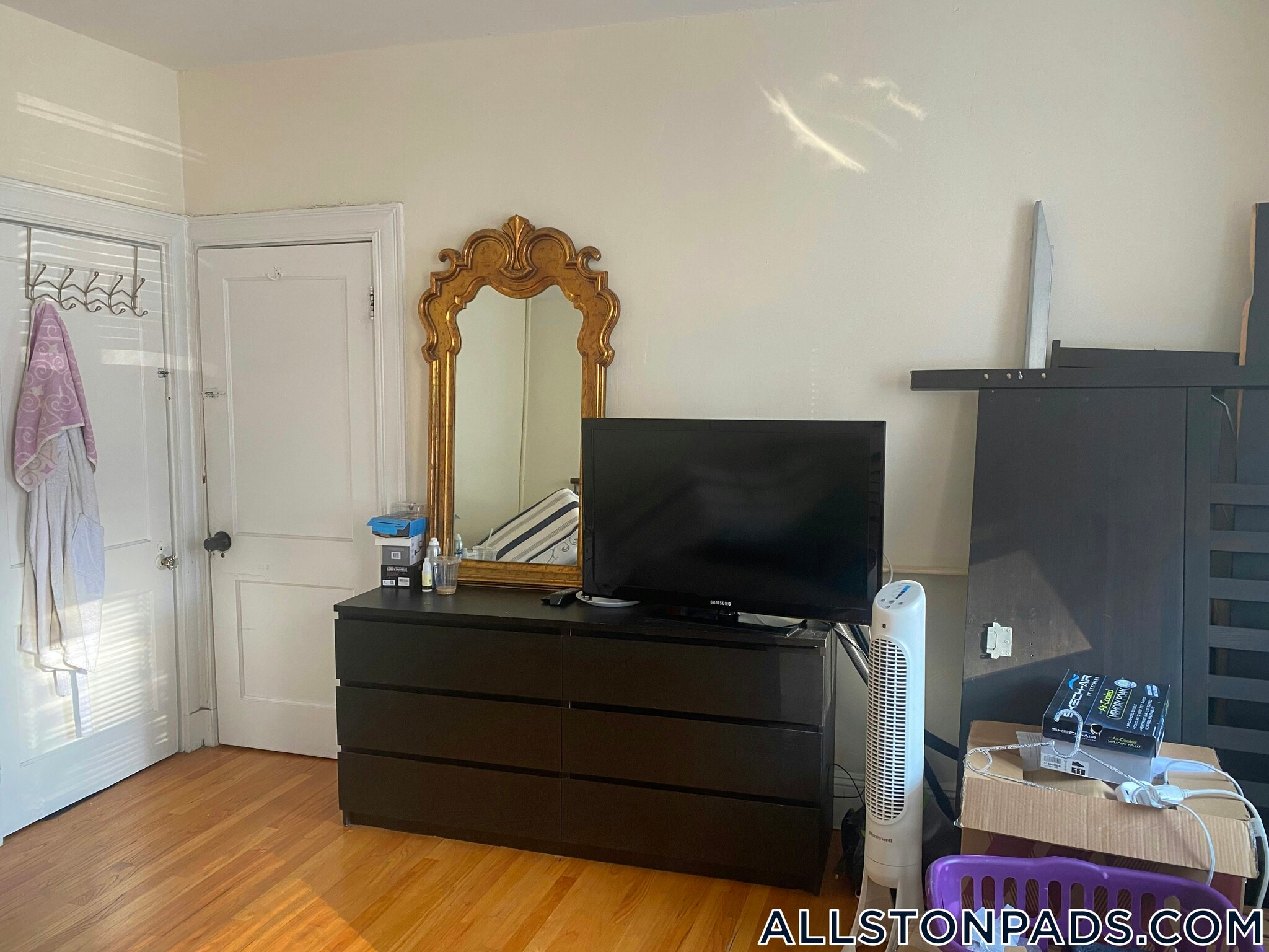 Building Photo - 100 Linden St