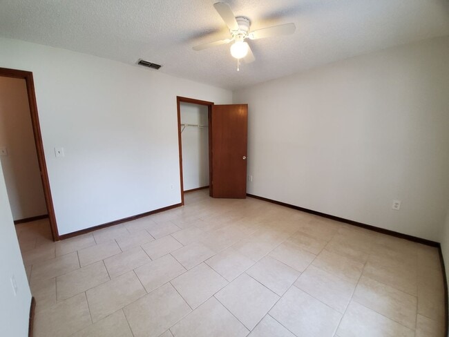 Building Photo - Spacious 3 bedroom/2bath/2 car garage in Lake Sarasota - Coming February
