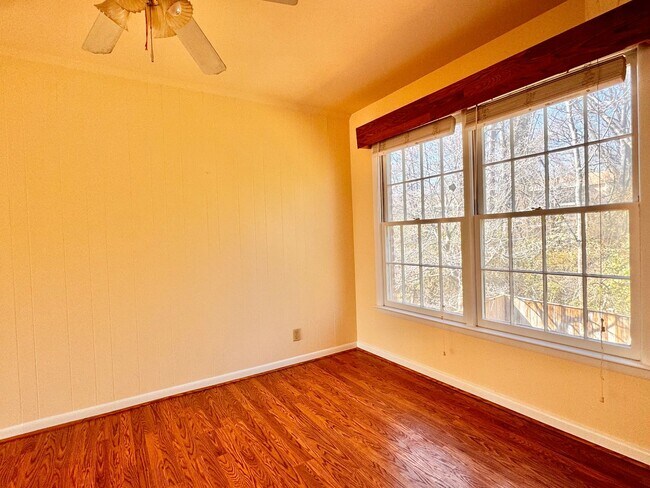 Building Photo - 2527 Hydraulic Rd