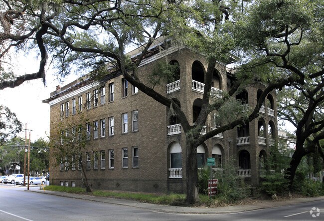 Primary Photo - 302 E Victory Dr