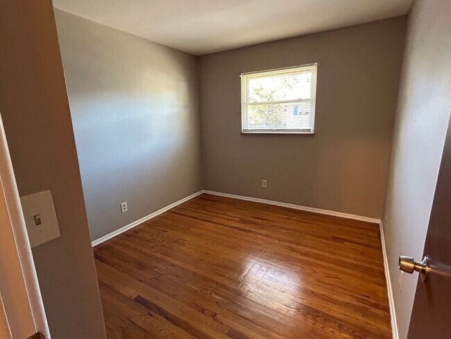 Building Photo - 1389 W Galbraith Rd