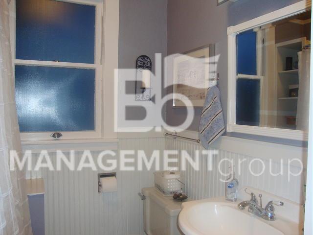 Building Photo - Charming Sellwood Home Offers Lots of Character & Charm!