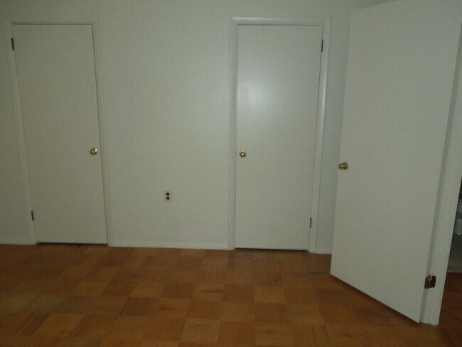 Building Photo - Cozy Leesburg condo with balcony