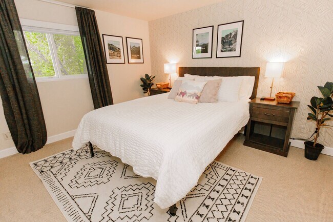 Building Photo - Charming 5-Bedroom Home in Club Crest