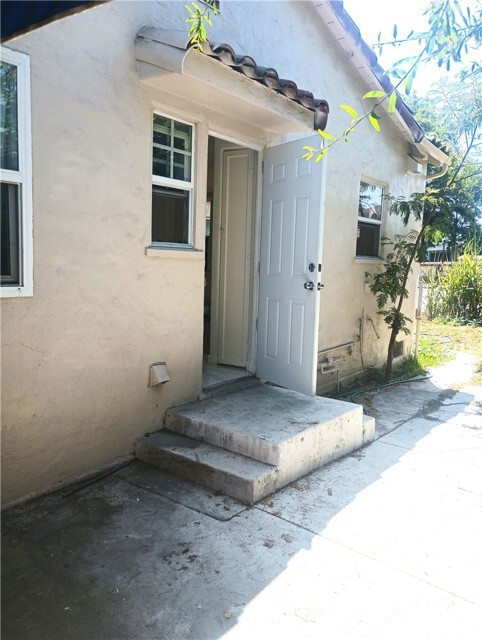 Building Photo - 1580 N Orange Grove Ave