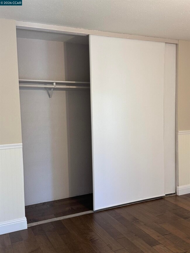 Building Photo - 13 Oak Brook Pl