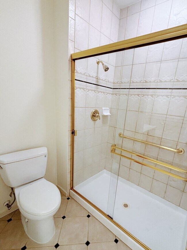 Building Photo - 2Bd/1.75Ba Kirkland Condo