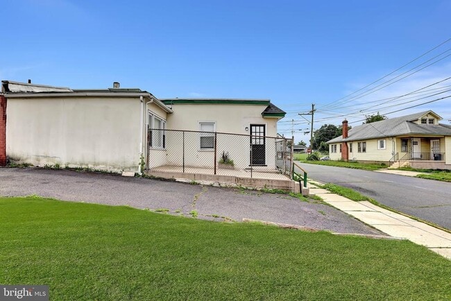 Building Photo - 44 Dover Ave