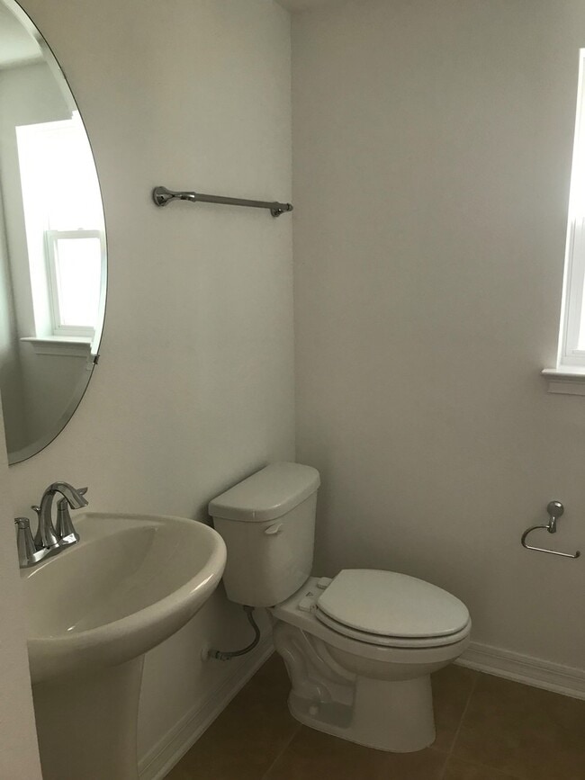 Building Photo - 5 Bedroom 3.5 Bathroom Family Home at Wind...