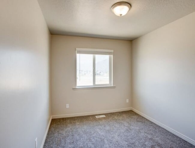 Building Photo - 858 N Old Fort Dr