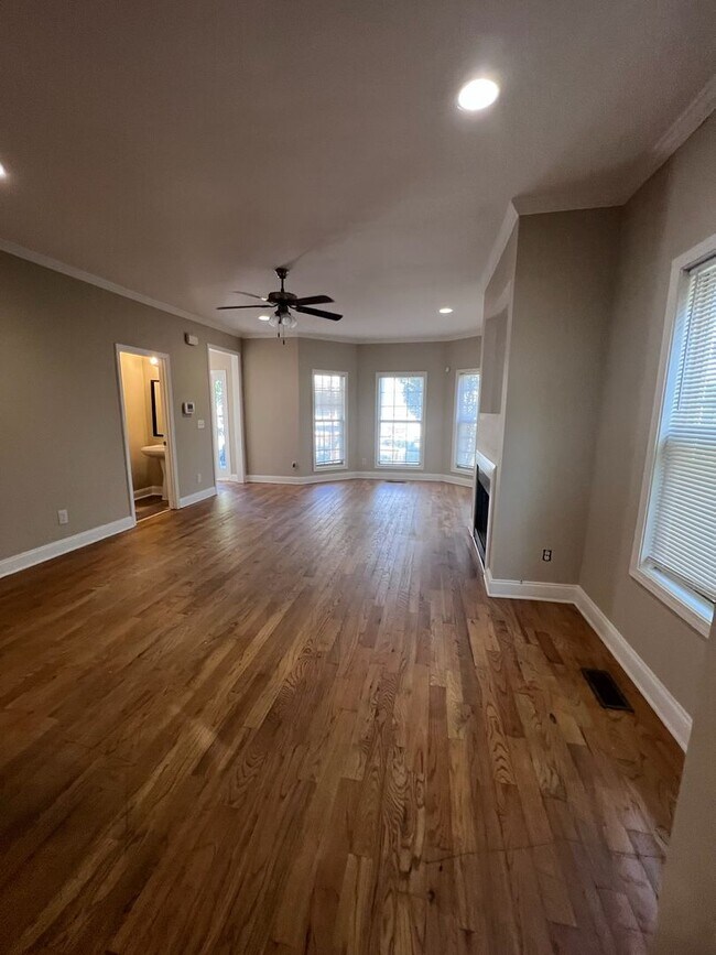 Building Photo - HUGE Four Bedroom
