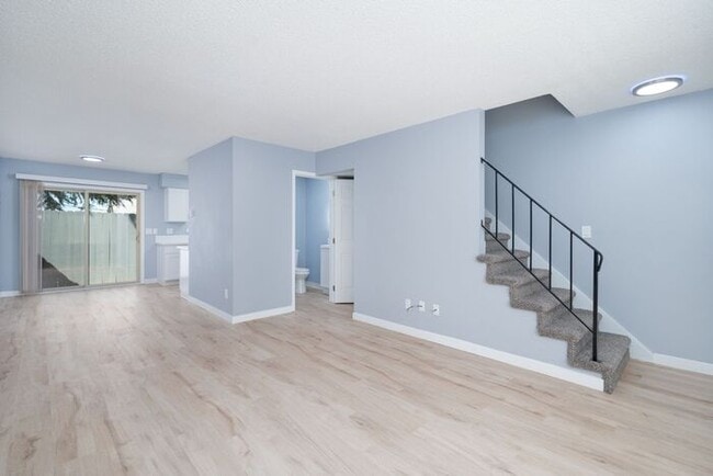 Building Photo - Recently remodeled 2 bedroom 1 bath unit! ...
