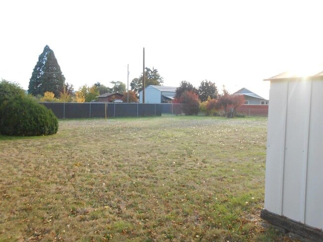 Building Photo - 2860 Willow Dr