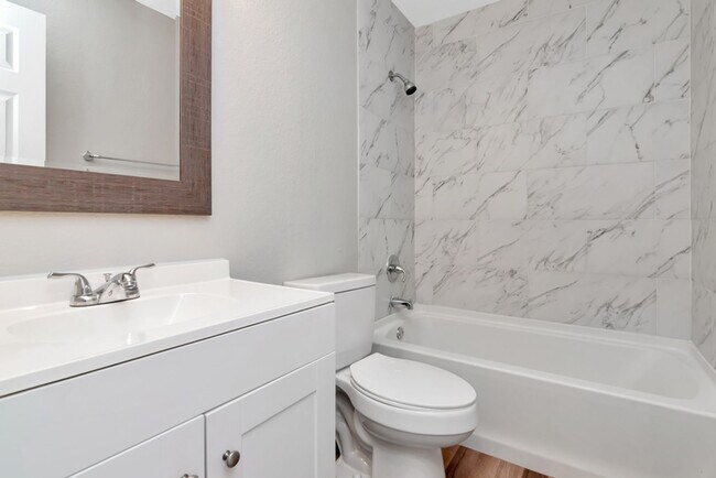 Building Photo - Beautifully Updated 3/2 in Bradenton — Up ...