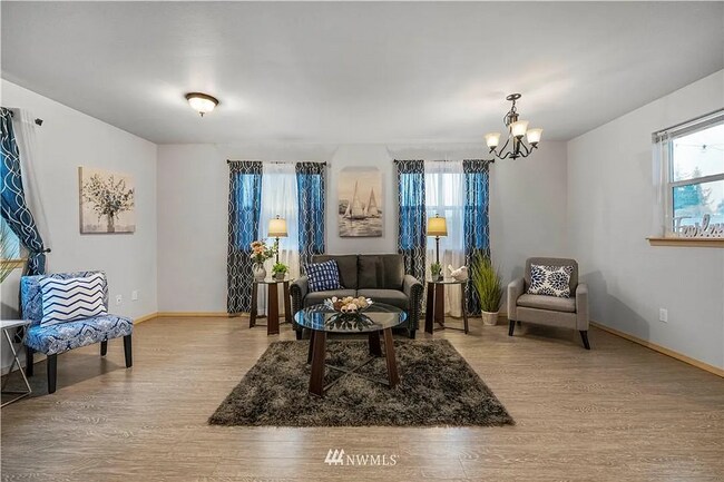 Building Photo - Beautifully Updated 3 Bed, 2.5 Bath Townhome in Monroe