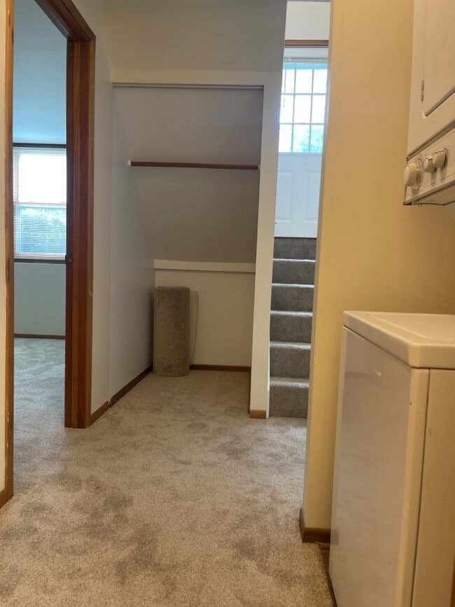 Building Photo - 350 College St