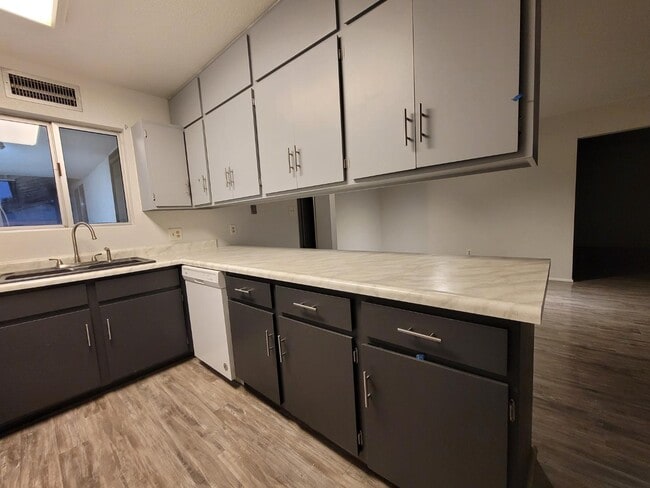 Building Photo - 3030 S Rainbow Ave