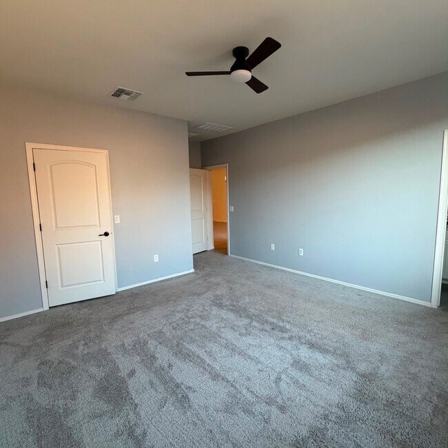 Building Photo - Pristine 3 bedroom 2 bath with den on Eastside!!!
