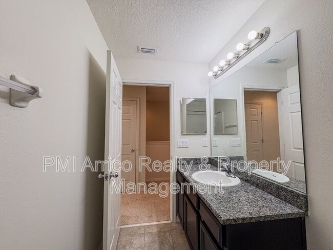 Building Photo - 7079 Woodchase Glen Dr