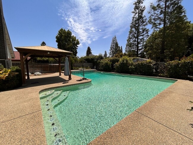 Building Photo - Beautiful home for rent in Visalia!