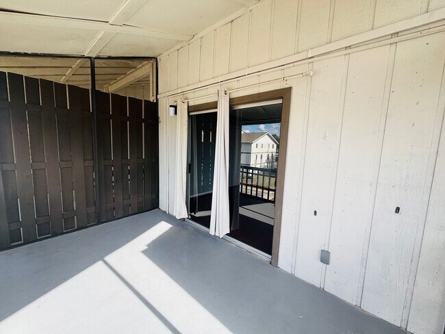 Building Photo - 1/1 Clean apartment