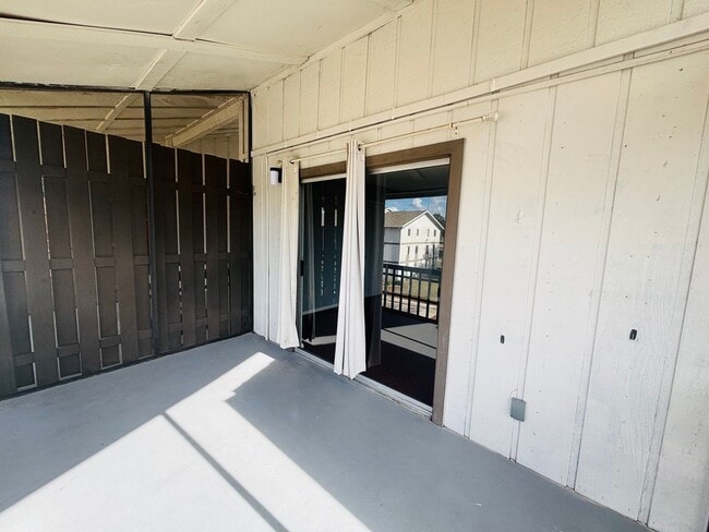 Building Photo - 2/1 Clean apartment