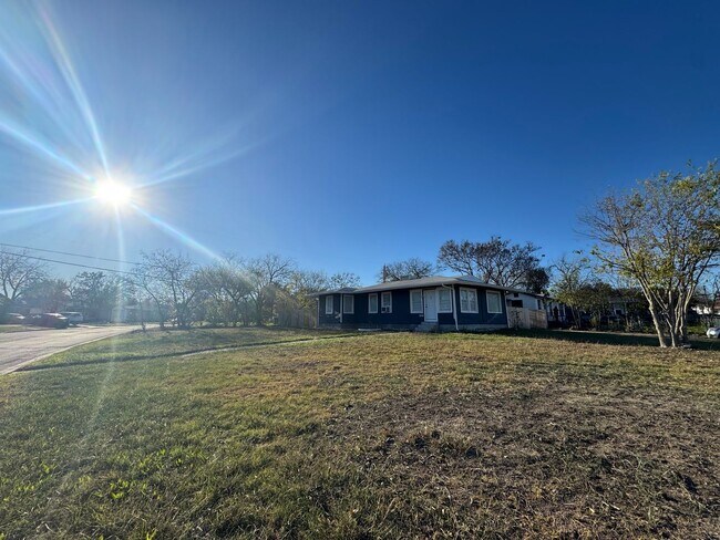 Building Photo - Remodeled unit with a Casita